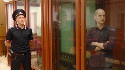 Soud a americkým novinářem v Rusku