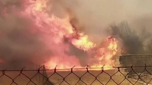 Hasičům se stále nedaří zdolat požár u Atén