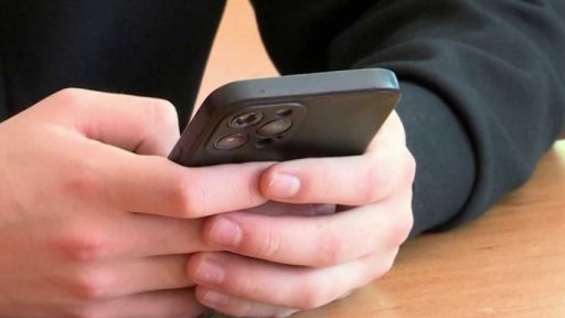 Zákazy mobilů ve školách + rozhovor s R. Kůřilovou