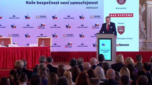 25. výročí vstupu do NATO a návštěva Billa Clintona; Uniklý email A. Babiše