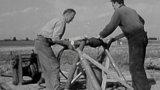 Vrtání studen kvůli provozu nových kravínů a vepřínů (1957)