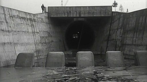 Budování továrny na pitnou vodu pro Prahu na Želivce (1967)