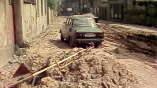 Neopravené silnice po stavbě vodovodu v Uhlířských Janovicích (1984)