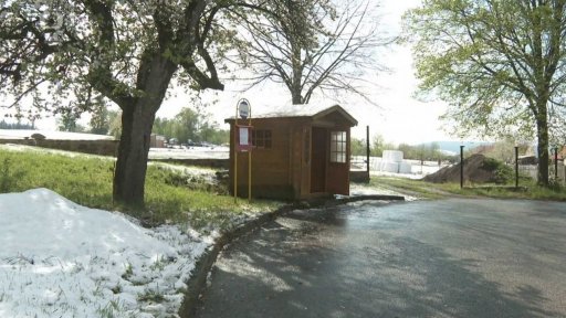 Pozemek pod komunikací