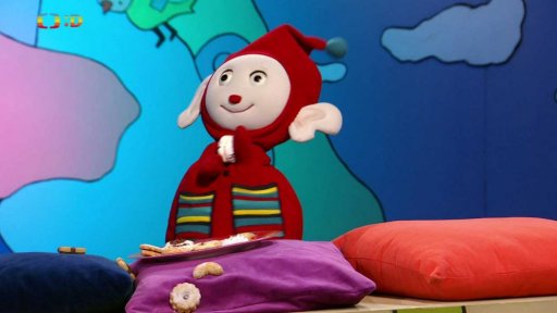 Lucka názorně předvádí, jak bychom vypadali, kdybychom se cpali a nehýbali a jogové cvičení s Hankou…