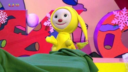 Majda ukazuje, jak se dá hrát s obyčejnou dekou…