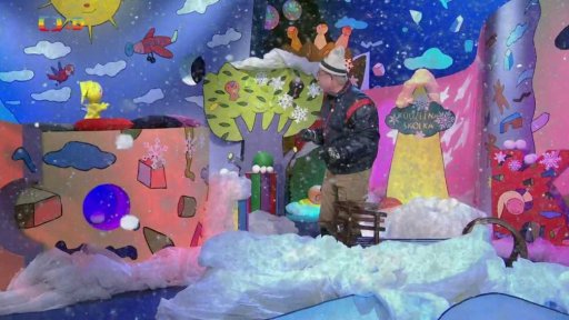 Děda přináší své retro lyže a chystá se lyžovat. Ve školce ovšem není sníh…