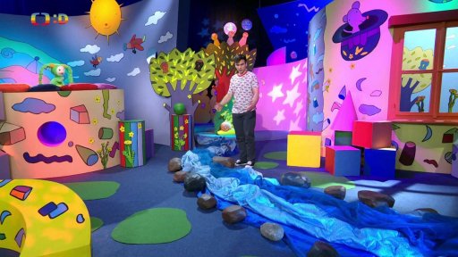 Školkou protéká řeka a je třeba postavit most, aby Matouš a Fany byli spolu…