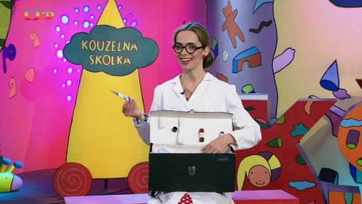 Filípek básničkou o doktoru mravenečkovi prozrazuje, na jaké povolání si budou s Luckou hrát…