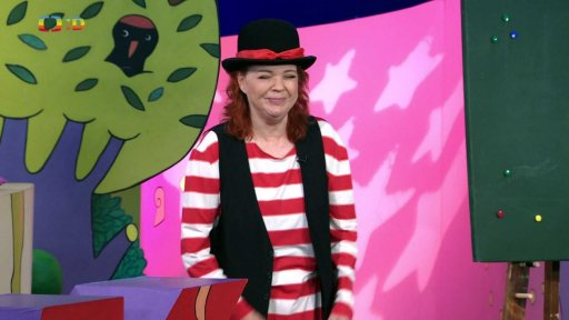 František rozsypal připínáčky a Majda je “kouzlem”, kterým je magnet, rychle posbírá…