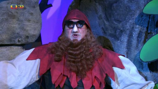 Děda přichází s tím, že blízko školky je smutný troll, který se potřebuje vrátit do svého Norska…