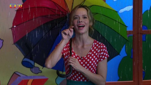 Lucka a Filípek si hrají v dešti a šlapou do louží…