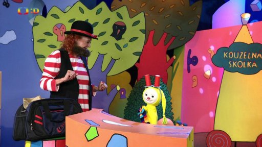 Majda si hraje na obchodníčka a František u ní kupuje skákací ponožky a dalekohledné brýle…