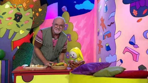 Děda s Františkem z různého ovoce vytvářejí vitamínovou pecku pro zdraví…