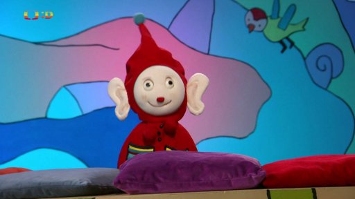 Lucka třídí odpad a spolu s Filípkem si k tomu zpívají “třídící” písničku…