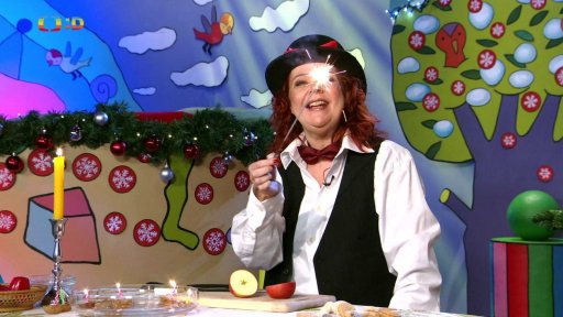 František s Majdou si hrají na Ježíška a za obrázky rozdávají dětem knížky…