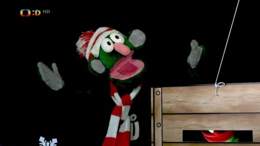 Jů a Hele jdou okolo, vidí bednu, ale nic neslyší, napadne je ovšem, zda v tom není nějaká Mufovina.