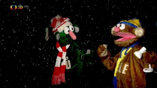 Jů a Hele si vyrazili na zimní procházku a aby si ji trochu prosvětlili, vzali si s sebou lampičku. Ovšem lampička zakrátko zhasne, protože je s pokojíčkem spjatá kabelem, jako pupeční šňůrou.