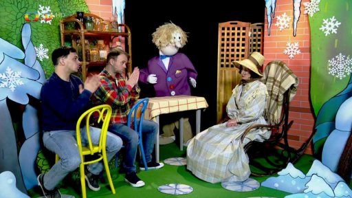 A příběh začíná, jsme u Pipety a chlapci ji přemlouvají, aby jim vyčarovala něco jako létající koberec, aby mohli do Ananas Bananas.