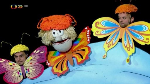 Kluci a Hary záhy zjistí, že to není ostrov, ale velryba, a tak na ní plují do Ananas Bananas.