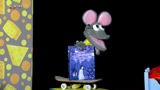 Tryskomyši čtou knihu "Klárka a noční zahrada" od Marie Štumpfové.