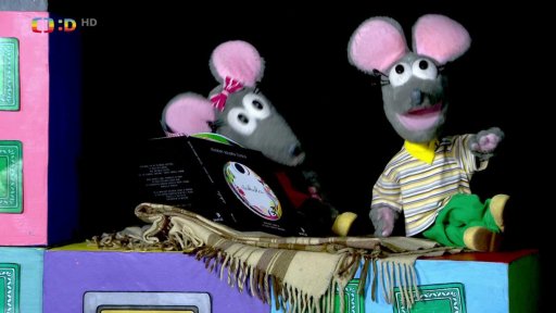 Myši vlezly za kamna s pěknou knížkou. Jmenuje se "Dokola".