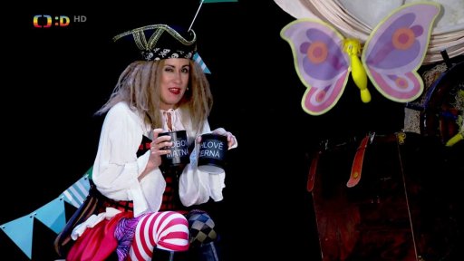 Drsňačka maluje Fámule truhlu na mašle pestrými pirátskými barvami.