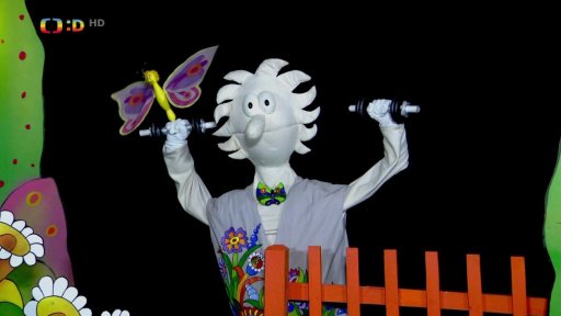 Pip si na jaro posiluje svaly a Otylka mu asistuje.