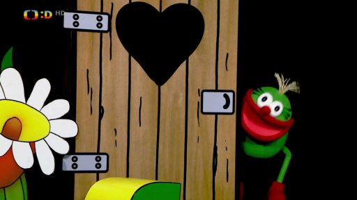 Muf skrytý za kadibudkou si myslí, že vystraší Fámulu, když udělá bububu, ale to mu nevyjde.