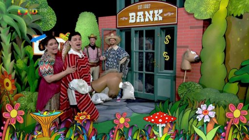 Muf a Fámula se radují a pouštějí písničku "Všichni jsou už v Mexiku", kterou zpívají nejen Mufikanti, ale i mnozí další, protože všichni jsou už v Mexiku.