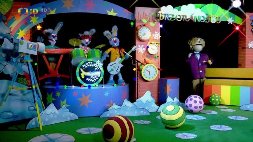 Muf si na střeše kadibudky brousí zuby, aby se mu dobře vyslovovalo slovo Brzoránošou, Fámula se přidá.