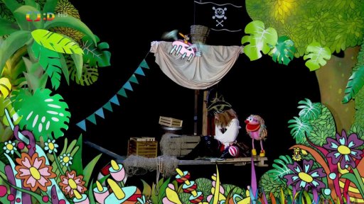 Fámula učí Drsňačku číst. Obě pak představí dětem knihu Ajdar.