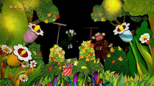 Jů a Hele připravili podzimní radovánku, shrabali listí a budou do něj skákat.