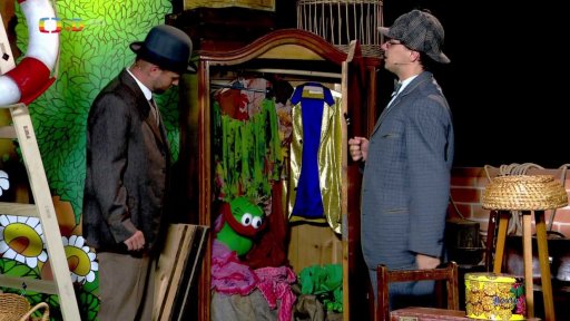 Tomáš jak Dr. Watson a Filip jako Sherlock Holmes vyšetřují, kdo hlomozí ve skříni. Je to Muf hledající převlek na Halloween.