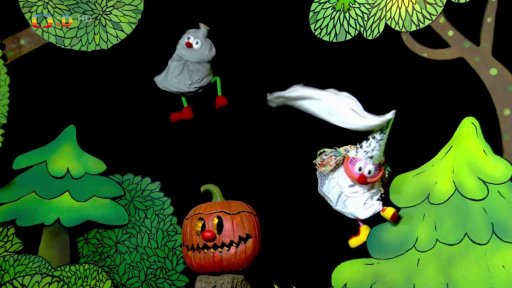 Muf v převleku za Bubáka, Fámula za Bílou paní. Oba se loučí a těší na Halloween!