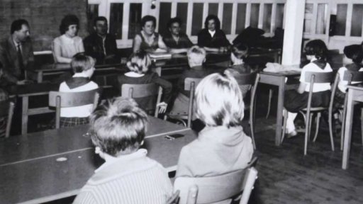 Ruce za zády a ticho