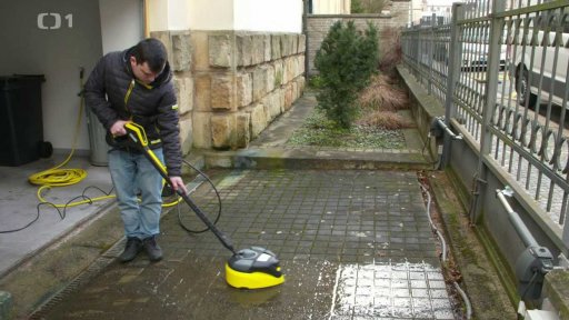 Úklid kolem domu po zimě