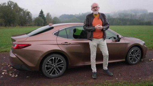 Toyota Camry: úsporný hybridní sedan