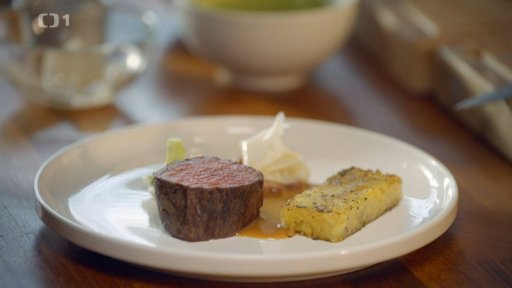 Hovězí roštěná, bramborové rösti s lanýžem, hovězí jazyk, marinovaný celer, brokolice s čirokem, hovězí glazé