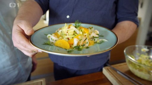 Fenyklový salát s pomeranči, řapíkatým celerem, chilli a grilovanými bylinkovými krevetami