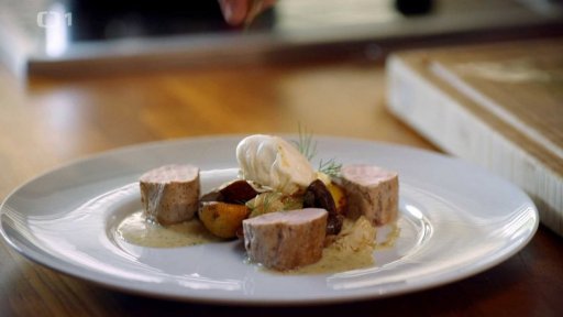 Pečená vepřová panenka, restované houby s mladými bramborami, omáčka z čerstvého kopru a pošírované vejce