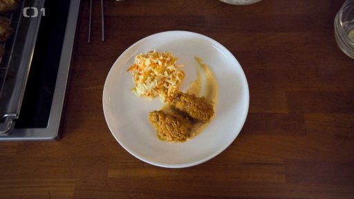 Smažená kuřecí křídla, coleslaw a chilli mango majonéza