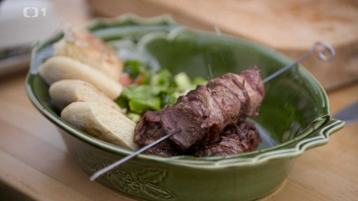 Kyperské jehněčí kebaby se salátkem