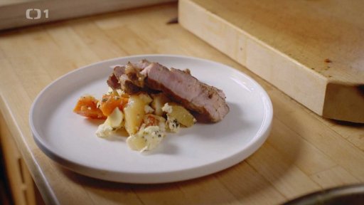 Vepřová krkovice s bylinkovým máslem, salát z barevné řepy s balkánským sýrem