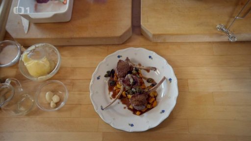 Jehněčí kotlety s hráškem, dýní a vinnou omáčkou