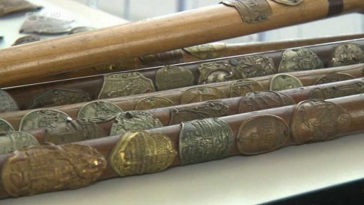 Sbírka štítků na turistické hole