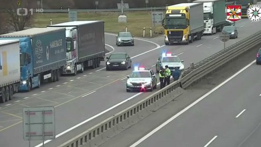 Školáci přebíhali dálnici u Brna