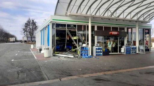 Auto najelo do benzinové stanice