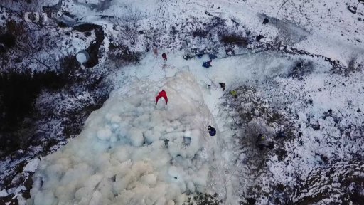 Zamrzlý Vírský vodopád láká lezce