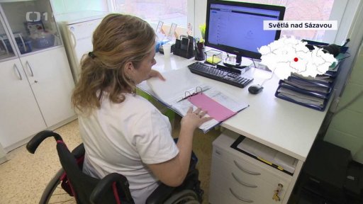 Zdravotní sestra na vozíku